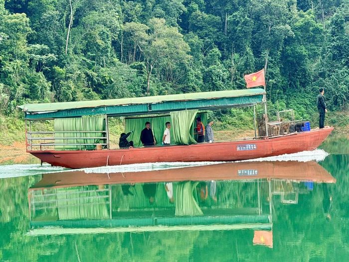 Đây cũng là hoạt động thiết thực nhằm nâng cao hiệu quả công tác bảo vệ động vật hoang dã, gìn giữ hệ sinh thái rừng tại Vườn Quốc gia Vũ Quang. Trong ảnh các đơn vị di chuyển bằng thuyền, đưa các cá thể động vật hoang dã thả về môi trường tự nhiên.