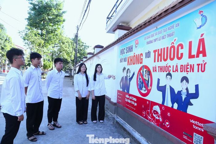 Pano Học sinh nói không với thuốc lá và thuốc lá điện tử treo trước cổng trường THPT Lê Viết Thuật.