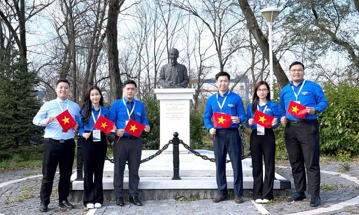 Đoàn đại biểu thanh niên Việt Nam bên tượng đài Chủ tịch Hồ Chí Minh.