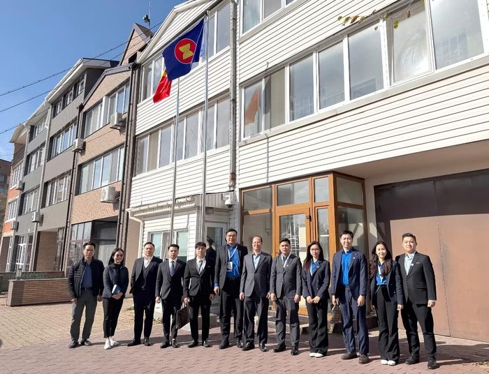 Đoàn đại biểu tới thăm trụ sở Tổng Lãnh sự quán Việt Nam tại thành phố Vladivostok.