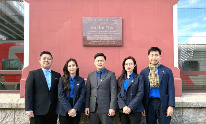 Đoàn đại biểu thanh niên Việt Nam bên bia lưu niệm ghi dấu ba lần Chủ tịch Hồ Chí Minh đến thành phố tại nhà ga Vladivostok.