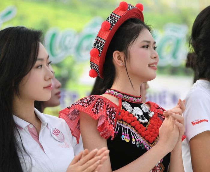 Yến Nhi mặc trang phục dân tộc vùng cao, cùng các thí sinh tham gia những hoạt động ý nghĩa tại Lai Châu.