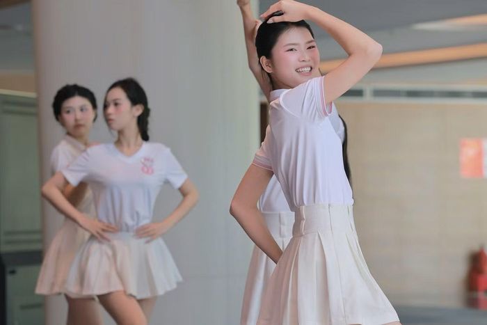 Yến Nhi cho biết trong những ngày đầu tại nhà chung Hoa hậu Việt Nam, cô có chút bỡ ngỡ khi phải làm quen với môi trường mới, lịch trình dày đặc và những người bạn mới. Điều cô nhớ nhất là chuỗi ngày phải thức dậy sớm để trang điểm, chuẩn bị cho các hoạt động.