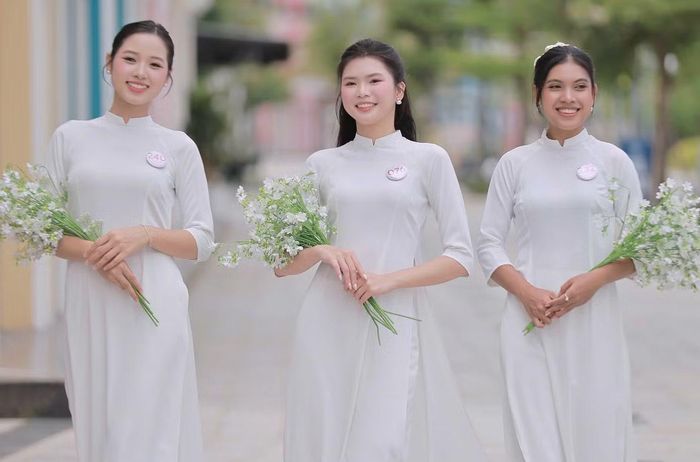 “Tôi có cơ hội hiểu hơn về lịch sử, văn hóa dân tộc, từ đó càng biết ơn cội nguồn và những hy sinh của cha ông để có được hòa bình hôm nay. Khi trực tiếp gặp gỡ những hoàn cảnh khó khăn, tôi cũng học được cách thấu cảm và biết sẻ chia nhiều hơn”, cô nói.