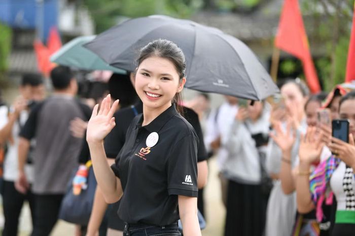 Bên cạnh Vân Đồn, chuyến đi Lai Châu cũng là một trong những hành trình để lại cho Yến Nhi nhiều cảm xúc. “Khi đến điểm trường Sử Thàng thuộc Trường Mầm non Tả Lèng, biết được hoàn cảnh còn nhiều khó khăn, thiếu thốn của các em nhỏ, tôi thực sự xúc động và thương các em rất nhiều”, cô nói.