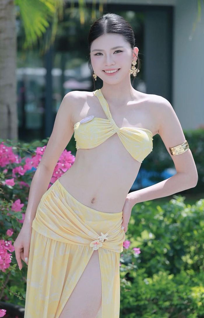 Yến Nhi khoe vóc dáng quyến rũ, năng động trong hoạt động vòng chung kết tại Hải Phòng. Người đẹp 20 tuổi có thế mạnh về biểu cảm, tạo dáng trước ống kính.