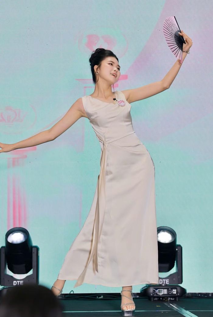 Yến Nhi là thí sinh mở đầu Thử thách Tài năng và Nghệ thuật bằng màn múa quạt điêu luyện. Cô thể hiện những chuyển động uyển chuyển, cùng thần thái thu hút trên sân khấu. Thông qua tiết mục, Yến Nhi muốn truyền đi thông điệp: "Mỗi người hãy tỏa sáng theo cách của riêng mình".