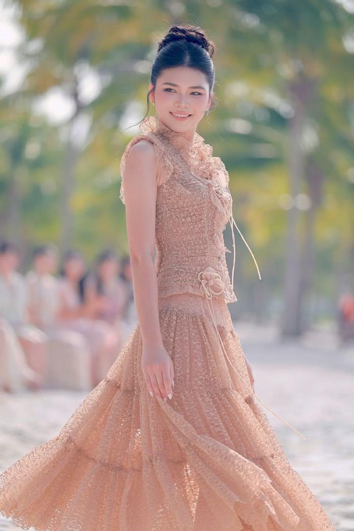 Yến Nhi tham gia thử thách catwalk trên cát cùng thí sinh. Những lớp học tại Hoa hậu Việt Nam 2026 giúp Yến Nhi và thí sinh có sự tiến bộ rõ rệt về kỹ năng trình diễn.