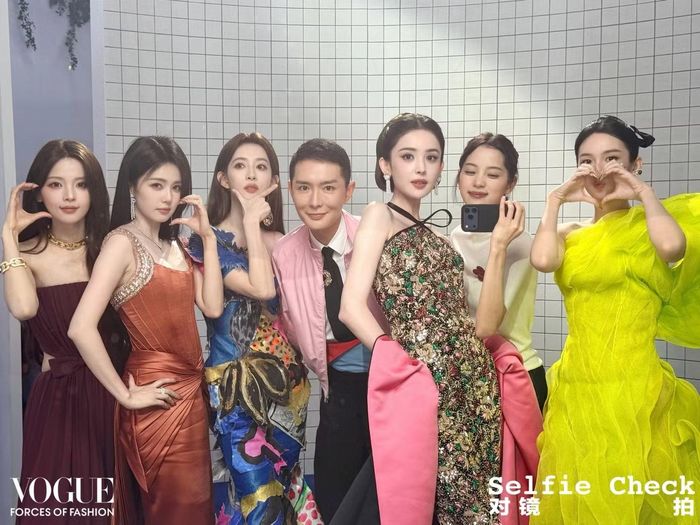  Tối 23/10, sự kiện Thịnh điển thời trang do Vogue tổ chức diễn ra tại Tô Châu, Trung Quốc. Cơn mưa tầm tã làm ảnh hưởng tới màn catwalk của nhiều ngôi sao. Tại hậu trường, dàn mỹ nhân Cổ Lực Na Trát, Bạch Lộc, Châu Dã, Âu Dương Na Na, Mạnh Tử Nghĩa và Dương Siêu Việt chụp ảnh chung với Tổng biên tập Vogue Lưu Xung. Dù đều là những người đẹp nổi danh, nhưng họ đùn đẩy nhau, không ai muốn đứng cạnh Cổ Lực Na Trát vì đàn chị quá đẹp. 