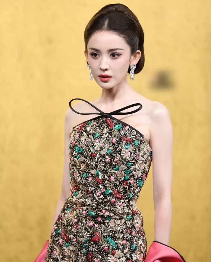 Hai người đẹp Mạnh Tử Nghĩa (trái) và Cổ Lực Na Trát cũng thể hiện kém phong độ so với các sự kiện khác. Mạnh Tử Nghĩa bị ví như "cá bảy màu" khi bộ sưu tập Haute Couture Xuân Hè 2024 của Ronald van der Kemp. Cổ Lực Na Trát cũng không tận dụng được nhan sắc nổi bật. Cả hai còn bị chê quá gầy, nhìn thiếu sức sống.