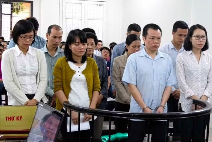 Ông Nguyễn Hoàng Long cùng đồng phạm tại phiên tòa năm 2016.