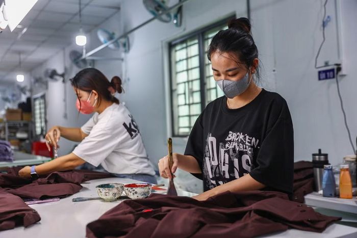 Công nhân đang làm việc tại nhà máy, thưởng Tết sớm được kỳ vọng giúp công nhân chủ động chi tiêu dịp cuối năm.
