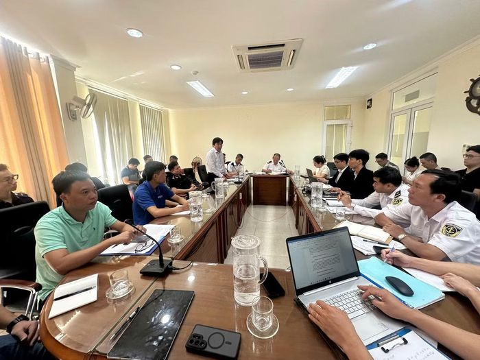 Các cơ quan chức năng, đơn vị liên quan bàn các giải pháp khắc phục hậu quả vụ tai nạn hàng hải.