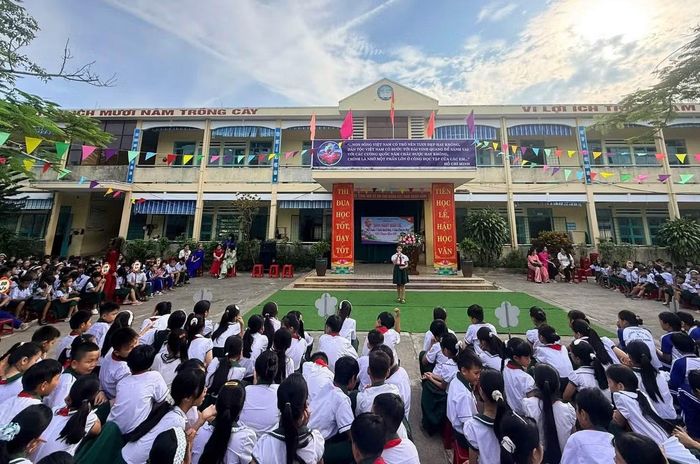 Trường Tiểu học Núi Thành (xã Núi Thành) có 180 lớp, với hơn 5.500 học sinh.