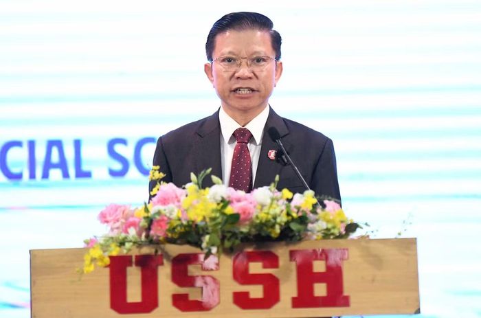 GS.TS Hoàng Anh Tuấn, Hiệu trưởng Trường Đại học Khoa học Xã hội và Nhân văn (Đại học Quốc gia Hà Nội) thông tin các nội dung được trao đổi tại diễn đàn Nhân văn Mùa thu 2026. Ảnh: Trọng Tài