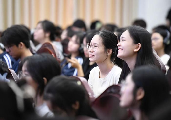 Đông đảo sinh viên Trường Đại học Khoa học Xã hội và Nhân văn tham dự chương trình. Ảnh: Trọng Tài