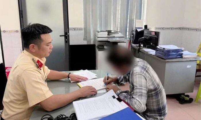 Hình ảnh tài xế xe con điều khiển phương tiện vượt ngay trên cầu vượt nơi có vạch liền.