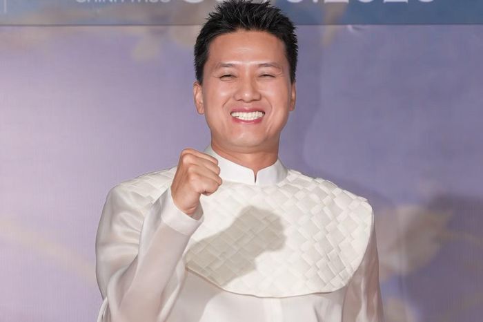  Quách Ngọc Tuyên đến chúc mừng ê-kíp. Sau vai Tư Hậu trong Lật mặt 7: Một điều ước, nam diễn viên tiếp tục góp mặt trong Trại buôn người với vai Phong. Hai tác phẩm lần lượt đạt khoảng 482 tỷ đồng và 476 tỷ đồng, với doanh thu Trại buôn người ghi nhận đến tối 23/10. 