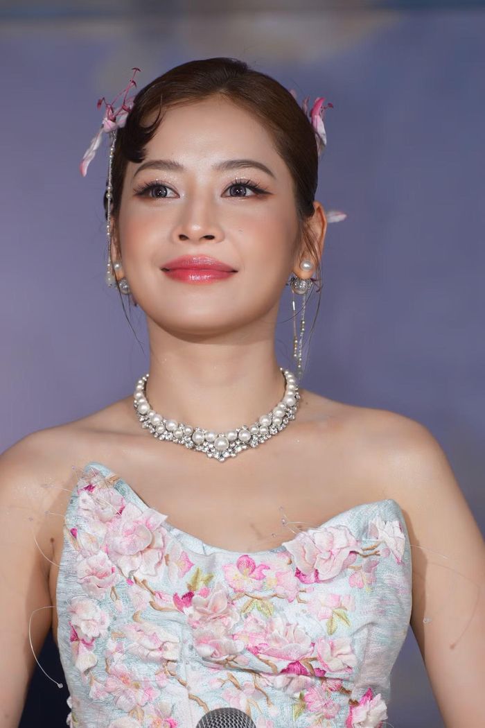  Sau phần đầu Chị chị em em, Chi Pu trở lại thương hiệu với vai Thị Nương, liền chị quan họ mang tình cảm với người anh nuôi. Nữ diễn viên cho biết điều khiến cô suy nghĩ nhiều là cách thể hiện cảm xúc nhân vật không thể nói ra, khi mong muốn riêng trái với vai trò gia đình đặt lên mình. 