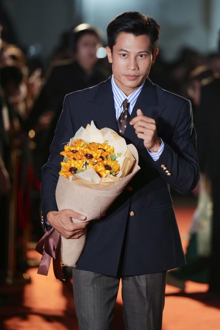  Phương Nam được khán giả biết đến rộng rãi qua vai tiểu đội trưởng Tạ trong Mưa đỏ. Tác phẩm về cuộc chiến bảo vệ Thành cổ Quảng Trị, đón hơn 8,1 triệu lượt khán giả. 