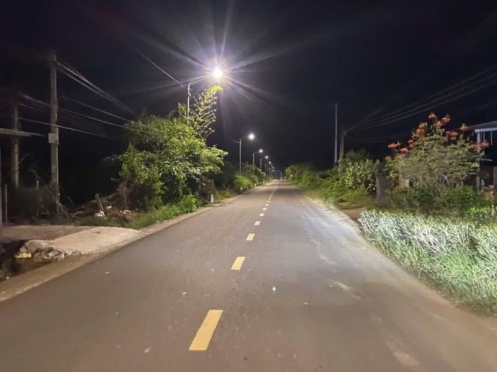Hơn 20h tối nhưng đường sá ở xã Diên Lâm rất vắng vẻ.