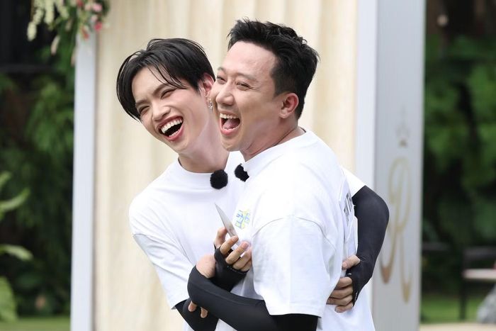 Trấn Thành xé bảng tên Lan Ngọc, sau đó mới biết nữ diễn viên mang thân phận dân thường. Trong khi Minh Hằng giữ kín thân phận kẻ trộm dưới vỏ bọc điều tra viên, khiến các thành viên bất ngờ ở cuối cuộc chơi.