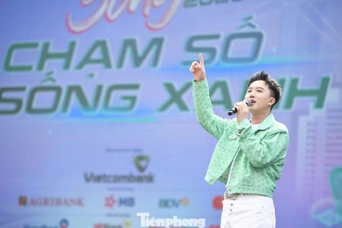  Mở đầu phần biểu diễn, ca sĩ Hà Đức Tâm lần lượt thể hiện các ca khúc Xin chào Hà Nội. Ca khúc này càng thêm ý nghĩa khi được vang lên giữa lòng Thủ đô, trong không khí sôi động của Sóng Festival 2026 - nơi công nghệ, mua sắm và âm nhạc cùng hội tụ. 