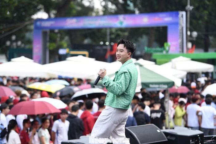 Giữa không khí náo nhiệt của phố đi bộ, các tiết mục âm nhạc góp phần tạo thêm sức hút cho sự kiện, nơi đông đảo sinh viên và người dân Thủ đô đến tham quan, mua sắm, trải nghiệm các ứng dụng thanh toán số.
