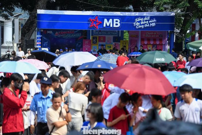 Trong sáng 24/10, đông đảo bạn trẻ đã xếp hàng từ sớm để check-in, nhận khoản tiền 50.000 đồng vào tài khoản và tham gia các hoạt động tại sự kiện. Ban tổ chức dành 5.000 phần quà miễn phí cho khách tham quan.