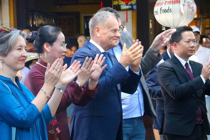 Thủ tướng Ba Lan Donald Tusk cùng đoàn đại biểu cấp cao tham quan phố cổ Hội An
