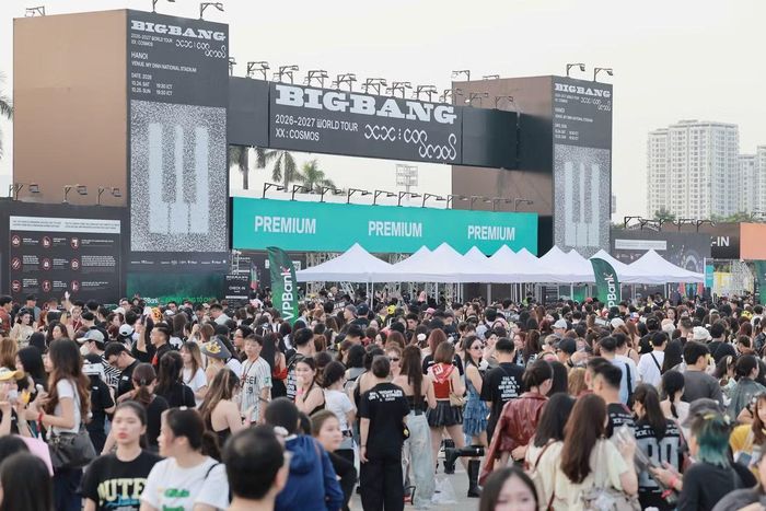 Khoảng 16h30, khán giả kéo đến sân ngày càng đông. Khu vực trước cổng chật kín.