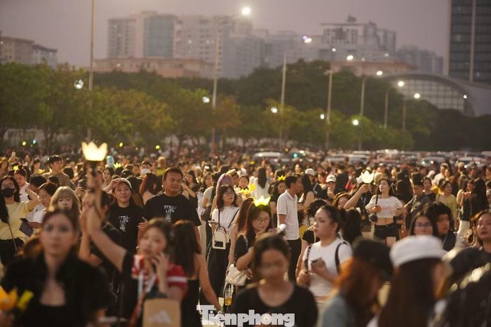 Những chiếc lightstick được bật, phủ vàng cả một góc trước sân vận động.