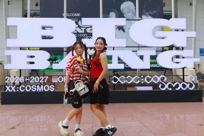 Dù ở ngay tại Hà Nội nhưng Nhật Ánh đã có mặt ở sân Mỹ Đình từ 12h, trước khi cổng check-in mở cửa. Cô cho biết vé của mình là vé đứng nên muốn đến sớm để tìm được vị trí đẹp nhất. “Đến sớm mình cũng có thời gian để chụp ảnh kỷ niệm và gặp gỡ cộng đồng V.I.P - những người có chung đam mê”, Ánh cho biết.