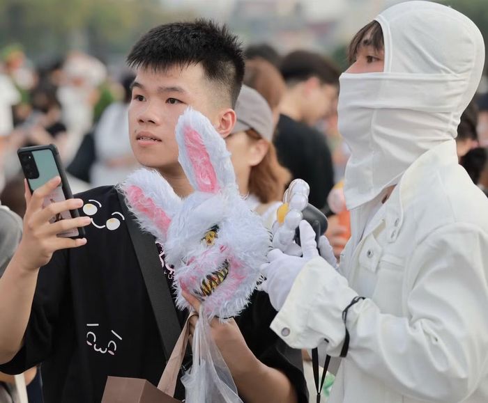 Càng sát giờ concert, không khí đu concert Big Bang càng nóng lên. Nhiều người vẫn hy vọng tìm được những tấm vé cuối cùng với giá cả hợp lý.