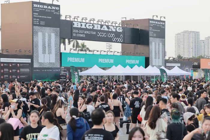 Khán giả khu vực vé đứng muốn đến sớm để có cơ hội tiếp cận thần tượng ở khoảng cách gần.