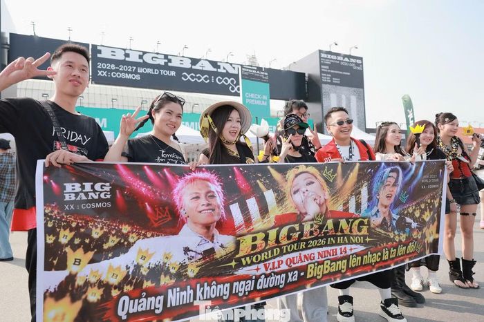 Nhóm khán giả từ Quảng Ninh chuẩn bị poster cỡ lớn cổ vũ thần tượng.