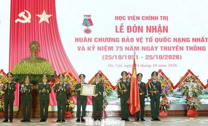 Thừa ủy quyền của Chủ tịch nước, Đại tướng Nguyễn Trọng Nghĩa - Chủ nhiệm Tổng cục Chính trị QĐND Việt Nam, trao Huân chương Bảo vệ Tổ quốc hạng Nhất tặng Học viện Chính trị. (Ảnh: Nguyễn Minh)