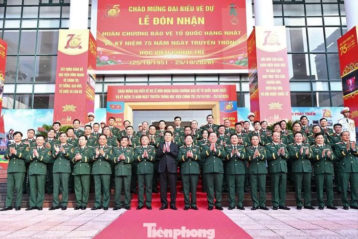 Tới dự buổi lễ có nguyên Chủ tịch nước Lương Cường; nguyên Bộ trưởng Bộ Quốc phòng Ngô Xuân Lịch; Chủ nhiệm Tổng cục Chính trị QĐND Việt Nam Nguyễn Trọng Nghĩa; lãnh đạo, nguyên lãnh đạo Đảng, Nhà nước và Quân đội.