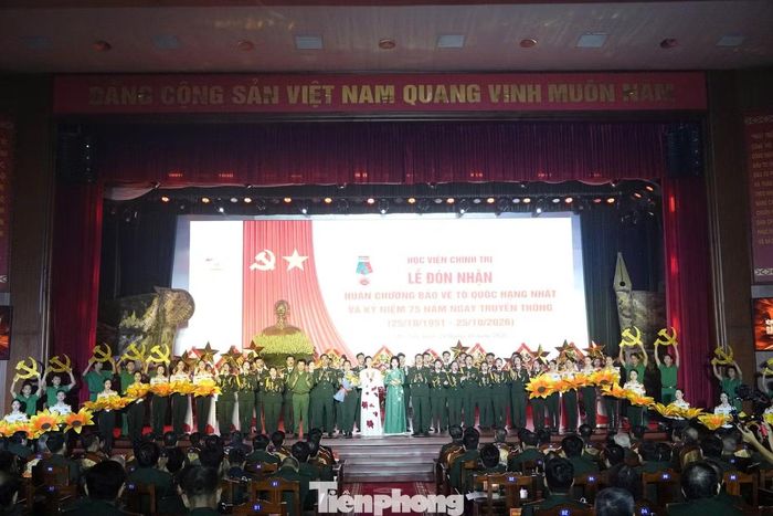 Chương trình nghệ thuật đặc sắc tái hiện hành trình 75 năm phát triển của Học viện Chính trị.