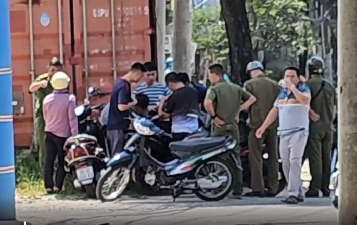 Lực lượng chức năng làm việc tại hiện trường.