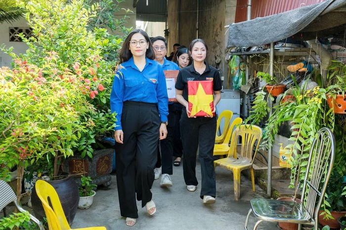 Đoàn công tác liên ngành đến thăm, trao tặng di ảnh phục dựng liệt sĩ cho các Mẹ Việt Nam anh hùng, thân nhân.