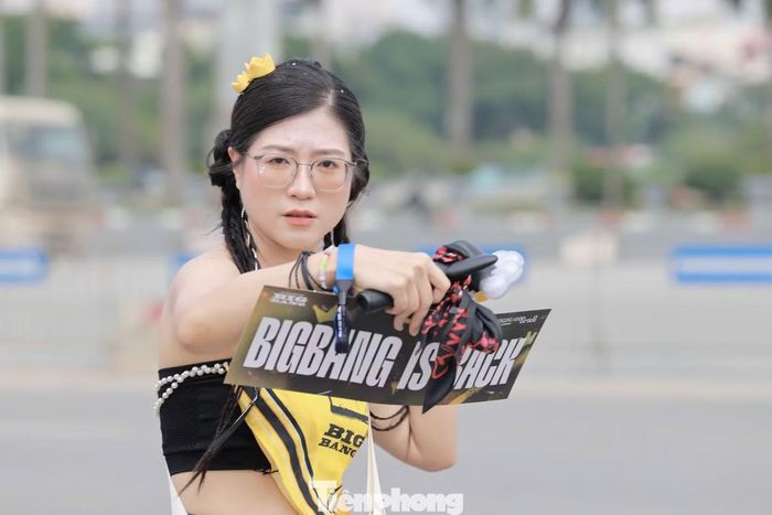 Người hâm mộ lựa chọn những bộ trang phục mang phong cách đường phố (streetwear), kết hợp phụ kiện nổi bật để thể hiện tình yêu với nhóm nhạc thần tượng.