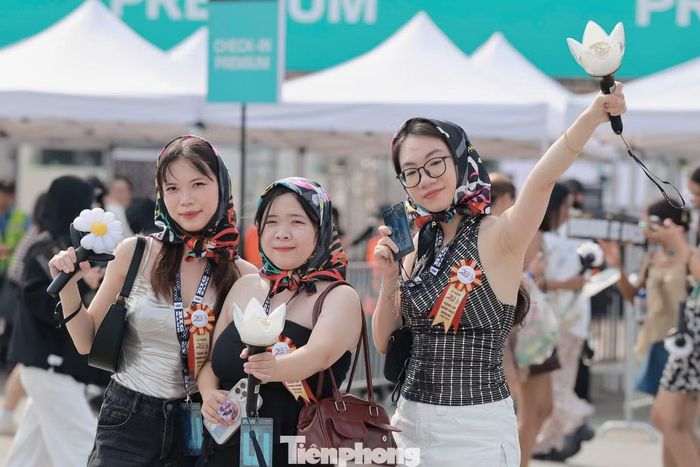 Mỗi người một phong cách từ năng động, cá tính đến phá cách, nhưng đều có chung tinh thần tự do, nổi loạn gắn với hình ảnh của nhóm nhạc Kpop. Việc lên đồ đi concert không đơn thuần là chuẩn bị trang phục mà còn là cách thể hiện dấu ấn cá nhân và tình yêu dành cho thần tượng đã gắn bó suốt nhiều năm.