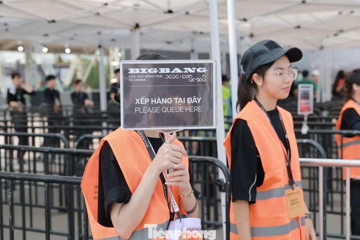 Đối với khán giả sở hữu vé Standing Zone (khu vực đứng), thời gian check-in bắt đầu từ 12h theo lịch trình sự kiện. Ban tổ chức đề nghị khán giả thực hiện theo hướng dẫn của nhân viên dịch vụ khách hàng để được cung cấp thông tin về khu vực xếp hàng.