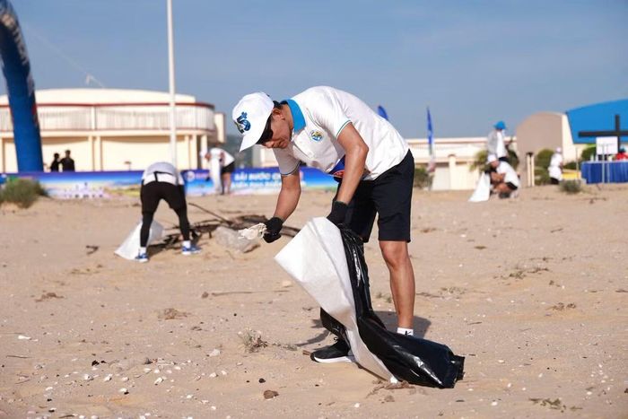 Chương trình chạy bộ kết hợp nhặt rác (plogging) mang tên “Sải bước chân S - Kiến tạo biển xanh” diễn ra ngày 24/10.