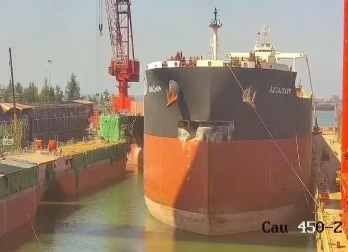Tàu Aquacharm được di chuyển từ khu neo Dung Quất đến dock của Công ty TNHH MTV Đóng tàu và Công nghiệp Cơ khí Dầu khí để sửa chữa hư hỏng. Ảnh: TL