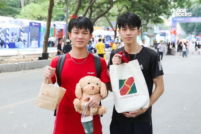 Đức Đạt và Tiến Mạnh tham gia trải nghiệm nhận quà tại Sóng Festival 2026.