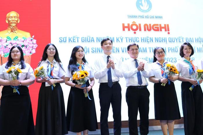Anh Nguyễn Minh Triết - Ủy viên dự khuyết T.Ư Đảng, Bí thư Thường trực T.Ư Đoàn, Chủ tịch T.Ư Hội SVVN; ông Nguyễn Mạnh Cường - Ủy viên dự khuyết T.Ư Đảng, Phó Chủ tịch UBND TPHCM, trao hoa chúc mừng các nhân sự vừa được hiệp thương tham gia Ban Chấp hành, Ban Thư ký Hội SVVN TPHCM khóa VII. Trong đó, bạn Trần Bảo Ngọc (thứ 3 từ trái sang) giữ chức Phó Chủ tịch Hội SVVN TPHCM. Ảnh: Ngô Tùng