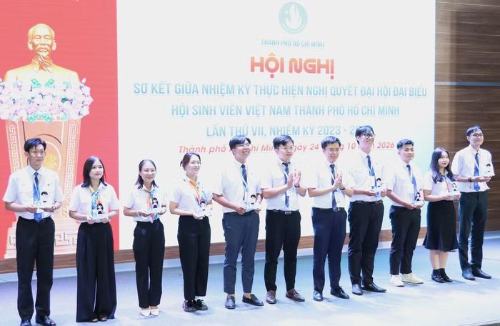 Lãnh đạo Hội SVVN TPHCM tặng quà tri ân các Ủy viên Ban Chấp hành Hội SVVN thành phố khóa VII, nhiệm kỳ 2023-2028 thôi công tác. Ảnh: Ngô Tùng