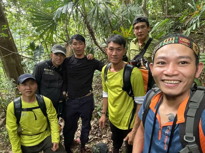 Các nhà thám hiểm đi tìm hố sụt.